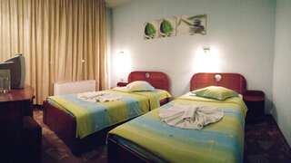 Отель Family Hotel Iv Велинград Двухместный номер с 1 кроватью или 2 отдельными кроватями и балконом-2